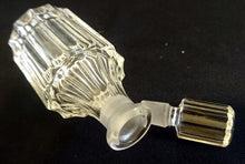 Lade das Bild in den Galerie-Viewer, 2er Set LEERE FLACON´S - Press- / Hartglas, Klarer Teilschliff Kantiger Form Motiv Dekor
