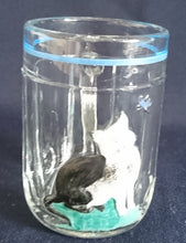 Lade das Bild in den Galerie-Viewer, KLEINES GETRÄNKEGLAS - Hartglas, Gras Katzen Kater Fliege Linien Motiv Dekor
