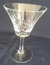 Lade das Bild in den Galerie-Viewer, GETRÄNKEGLAS - Kristallglas, Klar Symetrischer Gebogene Linien Schliff Dekor
