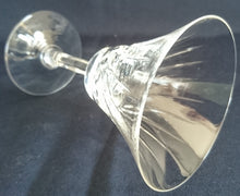 Lade das Bild in den Galerie-Viewer, GETRÄNKEGLAS - Kristallglas, Klar Symetrischer Gebogene Linien Schliff Dekor
