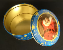 Lade das Bild in den Galerie-Viewer, 2er Set GEBÄCKDOSEN MIT DECKEL - Metall / Blech, Mond Sterne Weihnachtsmann Goldrand Motiv Dekor (G)
