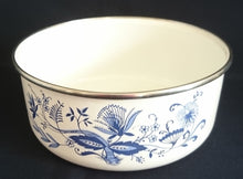 Lade das Bild in den Galerie-Viewer, 2er Set GROßE &amp; KLEINE SCHÜSSEL - Metall / Emaile, Zwiebelmuster Motiv Silberrand Dekor
