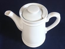 Lade das Bild in den Galerie-Viewer, KAFFEEKANNE MIT DECKEL - Porzellan, Klassisch Einfärbiges Relief Dekor
