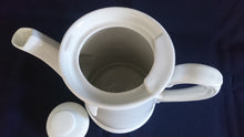 Lade das Bild in den Galerie-Viewer, KAFFEEKANNE MIT DECKEL - Porzellan, Klassisch Einfärbiges Relief Dekor
