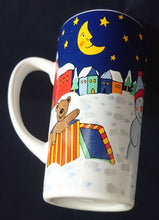 Lade das Bild in den Galerie-Viewer, KAFFEETASSE POTT - Keramik / Steingut, Weihnachtsmann Dorf Schneemann Sternenhimmel Geschenke Motiv Dekor
