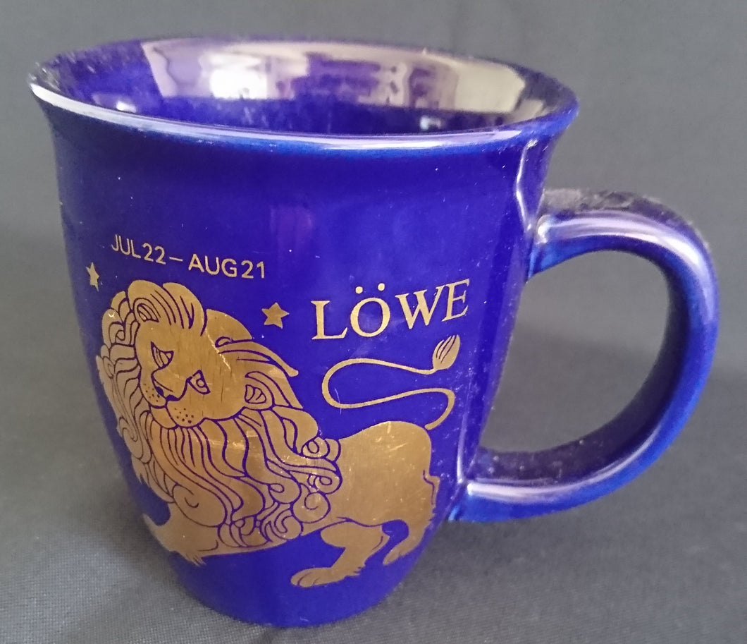 KAFFEETASSE POTT - Keramik / Steingut, Sternzeichen Datum Schriftzug Löwe Motiv Symbol Dekor