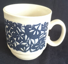 Lade das Bild in den Galerie-Viewer, KAFFEETASSE - Keramik / Steingut, Abstraktes Geometrisches Blumenwiesen Blüten Dekor
