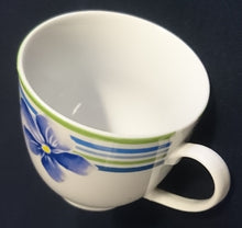 Lade das Bild in den Galerie-Viewer, KAFFEETASSE - Porzellan, Flora Veilchen Blumen Blüte Striche Linien Rand Motiv Dekor
