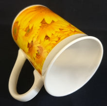 Lade das Bild in den Galerie-Viewer, KAFFEETASSE - Porzellan, Sonnenblumen Motiv Dekor
