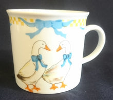Lade das Bild in den Galerie-Viewer, 2er Set KAFFEETASSEN "Porcelain Collection" - Porzellan, Ländliches Gänse Schleifen Motiv Dekor
