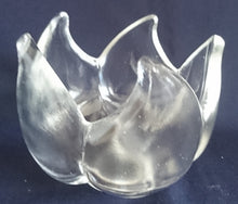 Lade das Bild in den Galerie-Viewer, SCHALENKERZENHALTER - Hartglas, Tulpenartige Blüten Form Dekor
