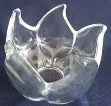 Lade das Bild in den Galerie-Viewer, SCHALENKERZENHALTER - Hartglas, Tulpenartige Blüten Form Dekor

