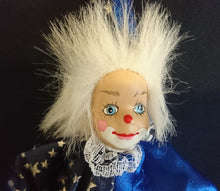 Lade das Bild in den Galerie-Viewer, CLOWN PUPPE - Mittelgroß, Stoff / Porzellan, Handarbeit, Handbemalt (B)
