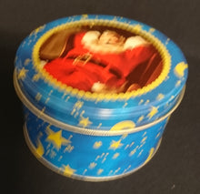 Lade das Bild in den Galerie-Viewer, 2er Set GEBÄCKDOSEN MIT DECKEL - Metall / Blech, Mond Sterne Weihnachtsmann Goldrand Motiv Dekor (G)
