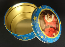 Lade das Bild in den Galerie-Viewer, 2er Set GEBÄCKDOSEN MIT DECKEL - Metall / Blech, Mond Sterne Weihnachtsmann Goldrand Motiv Dekor (G)
