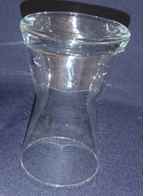 Lade das Bild in den Galerie-Viewer, KLEINE BLUMENVASE - Press- / Hartglas, Klares Modernes Tulpen Form Design Dekor
