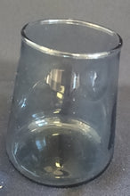 Lade das Bild in den Galerie-Viewer, KLEINE BLUMENVASE - Press- / Hartglas, Einfärbiges Klares Graues Dekor
