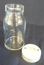 Lade das Bild in den Galerie-Viewer, 2er Set KLEINE VORRATSDÖSCHEN MIT DECKEL - Press- / Hartglas &amp; Metall, Klassische Ländliche Milchbehälter Form
