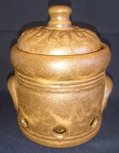 Lade das Bild in den Galerie-Viewer, KNOBLAUCH-AUFBEWAHRUNGSBEHÄLTER MIT DECKEL - Keramik / Steingut, Schriftdekor

