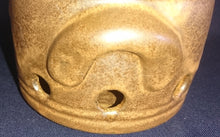 Lade das Bild in den Galerie-Viewer, KNOBLAUCH-AUFBEWAHRUNGSBEHÄLTER MIT DECKEL - Keramik / Steingut, Schriftdekor
