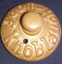 Lade das Bild in den Galerie-Viewer, KNOBLAUCH-AUFBEWAHRUNGSBEHÄLTER MIT DECKEL - Keramik / Steingut, Schriftdekor
