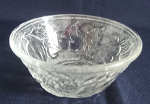 Lade das Bild in den Galerie-Viewer, KOMPOTTSCHALE - Hartglas, Geschliffenes Erdbeere Kirsche Obst Motiv Dekor
