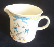 Lade das Bild in den Galerie-Viewer, 2er Set MILCHKÄNNCHEN &amp; ZUCKERDOSE OHNE DECKEL "Porcelain Collection" - Porzellan, Ländliches Gänse Schleifen Motiv Dekor
