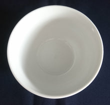 Lade das Bild in den Galerie-Viewer, FRÜHSTÜCKS MÜSLISCHALE - Porzellan, Huhn Hähnchen Abstrakt Kästchen Linien Motiv Dekor
