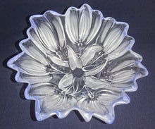 Lade das Bild in den Galerie-Viewer, OBSTSCHALE - Hartglas, Blütenform Mattiertes Blätter Pflanzen Dekor
