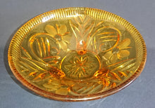 Lade das Bild in den Galerie-Viewer, OBSTSCHALE MIT STANDFÜßEN - Hartglas, Blumenblüten Pflanzen Relief Dekor
