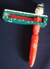 Lade das Bild in den Galerie-Viewer, 2er Set KINDER HOLZRATSCHEN - Holz, Schneemann Sterne Schneeflocken Hufeisen Form Dekor (G)
