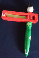 Lade das Bild in den Galerie-Viewer, 2er Set KINDER HOLZRATSCHEN - Holz, Schneemann Sterne Schneeflocken Hufeisen Form Dekor (G)
