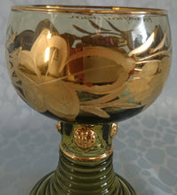 Lade das Bild in den Galerie-Viewer, 2er Set ANDENKEN RÖMERGLÄSER "Frankfurt am Main" - Press- / Hartglas, Trauben Blätter Goldklumpen Goldrand Aufschrift Dekor
