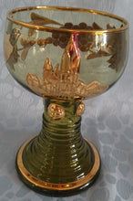 Lade das Bild in den Galerie-Viewer, ANDENKEN RÖMERGLAS "Freiburg i Br " (Freiburg im Breisgau) - Press- / Hartglas, Domstadt Hammerschlag Optik Trauben Blätter Goldklumpen Goldrand Aufschrift Dekor
