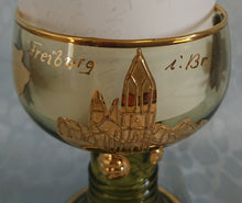 Lade das Bild in den Galerie-Viewer, ANDENKEN RÖMERGLAS "Freiburg i Br " (Freiburg im Breisgau) - Press- / Hartglas, Domstadt Hammerschlag Optik Trauben Blätter Goldklumpen Goldrand Aufschrift Dekor
