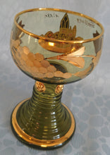 Lade das Bild in den Galerie-Viewer, ANDENKEN RÖMERGLAS "Freiburg i Br " (Freiburg im Breisgau) - Press- / Hartglas, Domstadt Hammerschlag Optik Trauben Blätter Goldklumpen Goldrand Aufschrift Dekor
