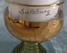 Lade das Bild in den Galerie-Viewer, ANDENKEN RÖMERGLAS "Salzburg" - Press- / Hartglas, Geometrisches Hammerschlag Optik Aufschrift Dekor
