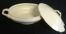 Lade das Bild in den Galerie-Viewer, SUPPENTERRINE MIT DECKEL - Porzellan ,Goldrand Dekor
