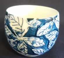 Lade das Bild in den Galerie-Viewer, SAKEBECHER - Porzellan, Blatt Blätter Pflanzen Busch Linien Motiv Dekor
