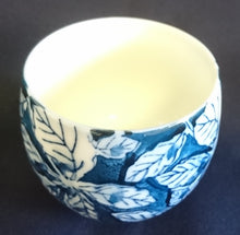 Lade das Bild in den Galerie-Viewer, SAKEBECHER - Porzellan, Blatt Blätter Pflanzen Busch Linien Motiv Dekor
