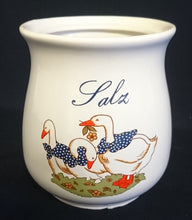 Lade das Bild in den Galerie-Viewer, SALZ VORRATSSBEHÄLTER OHNE DECKEL - Keramik / Steingut, Schriftzug Salz Gänsemotiv Dekor

