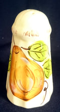 Lade das Bild in den Galerie-Viewer, PFEFFERSTREUER - Keramik / Steingut, Blatt Blätter Zweige Birne Gewölbte Form Motiv Dekor
