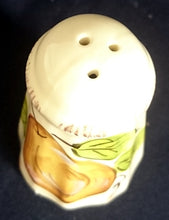 Lade das Bild in den Galerie-Viewer, PFEFFERSTREUER - Keramik / Steingut, Blatt Blätter Zweige Birne Gewölbte Form Motiv Dekor
