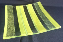 Lade das Bild in den Galerie-Viewer, SCHALE - Hartglas, Neon Streifen Balken Dekor
