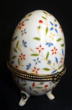 Lade das Bild in den Galerie-Viewer, SCHATULLE - Porzellan, Ei-Form mit Standfüßen, Goldrand /-Verschluß, Blumen Dekor
