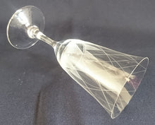 Lade das Bild in den Galerie-Viewer, 4er Set GETRÄNKEGLÄSER - Kristallglas, Geometrisches Dreieck Linien Mattiert Geschliffenes Dekor
