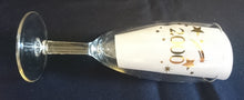 Lade das Bild in den Galerie-Viewer, 2er Set GETRÄNKEGLÄSER - Hartglas, Goldfarbender 2000er Schriftzug Silvester Feuerwerk Sterne Motiv Dekor
