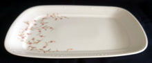 Lade das Bild in den Galerie-Viewer, SERVIERPLATTE - Porzellan, Längliche Form, Blumenmotiv / Abstrakt Randdekor
