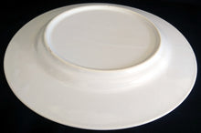 Lade das Bild in den Galerie-Viewer, SPEISETELLER - Keramik / Steingut, Rand Linien Gänse Blumen Blüten Schleife Korb Motiv Dekor
