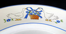 Lade das Bild in den Galerie-Viewer, SPEISETELLER - Keramik / Steingut, Rand Linien Gänse Blumen Blüten Schleife Korb Motiv Dekor
